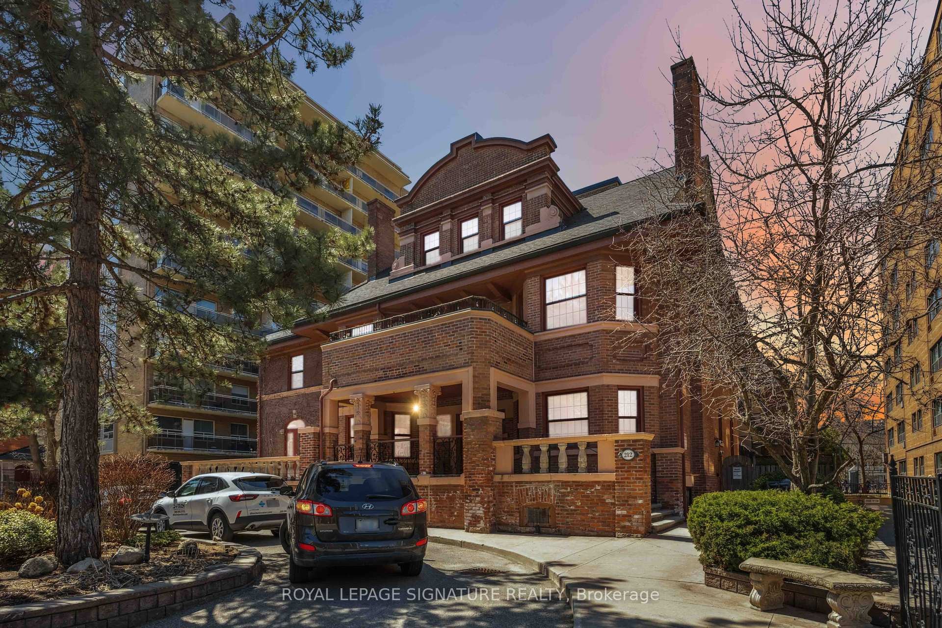 









212


St. George

Street, 201,
Toronto,




ON
M5R 2N5

