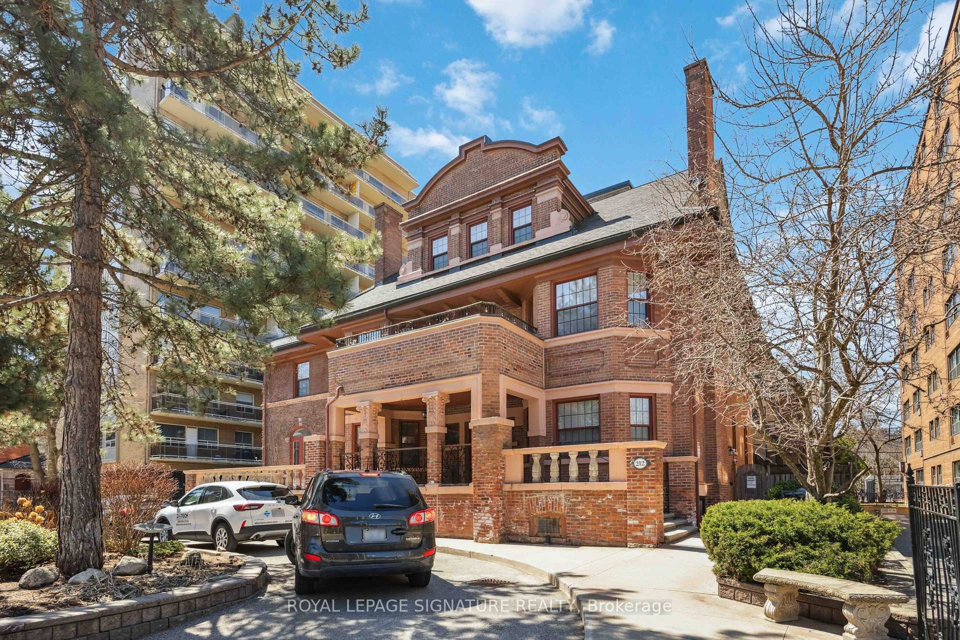 









212


St. George

Street, 201,
Toronto,




ON
M5R 2N5

