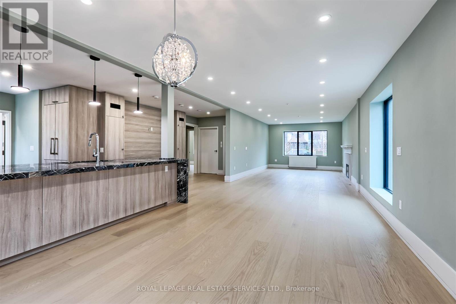 












324 RIVERSIDE DRIVE

,
Toronto,




Ontario
M6S4B2

