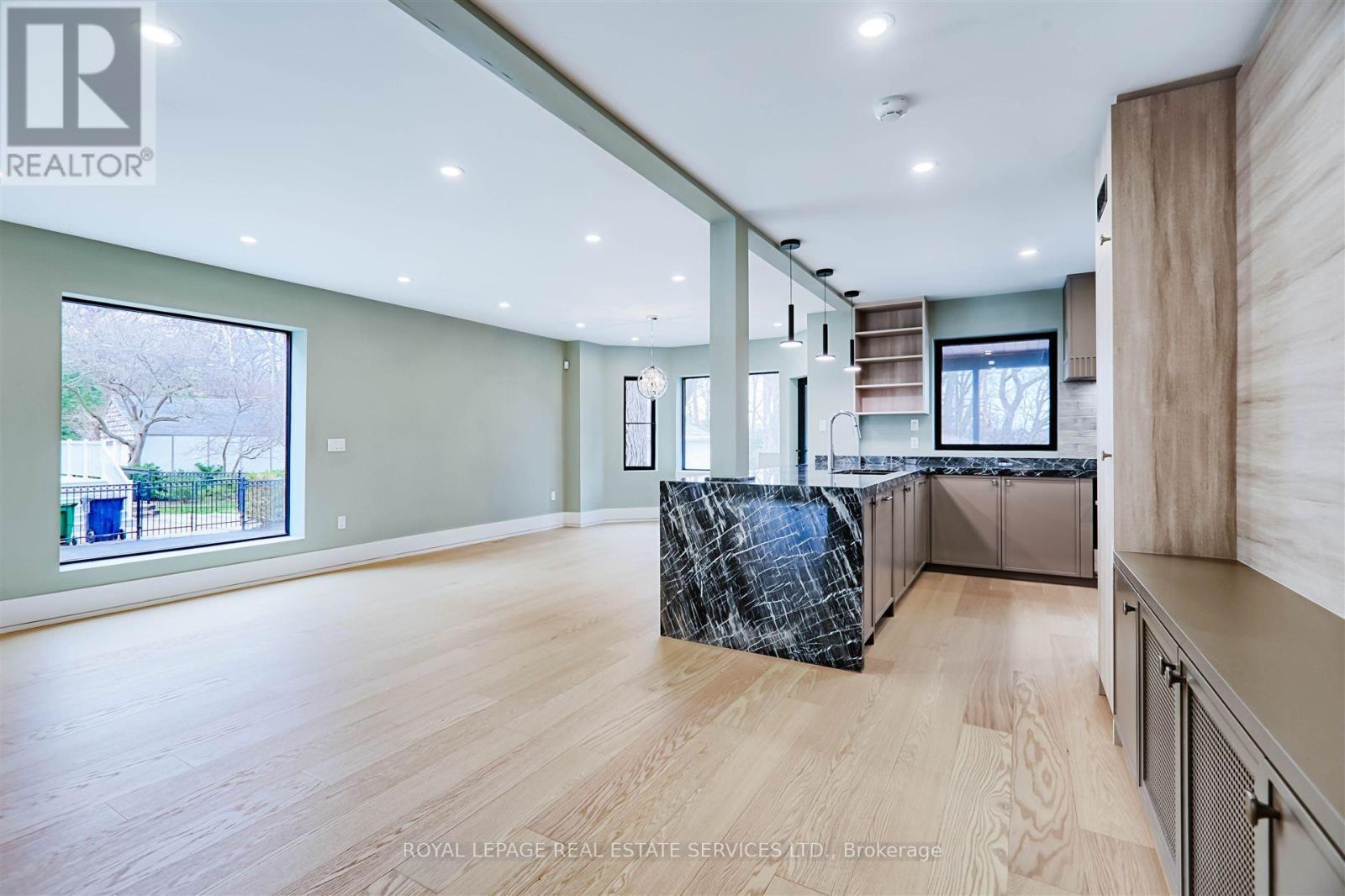 












324 RIVERSIDE DRIVE

,
Toronto,




Ontario
M6S4B2

