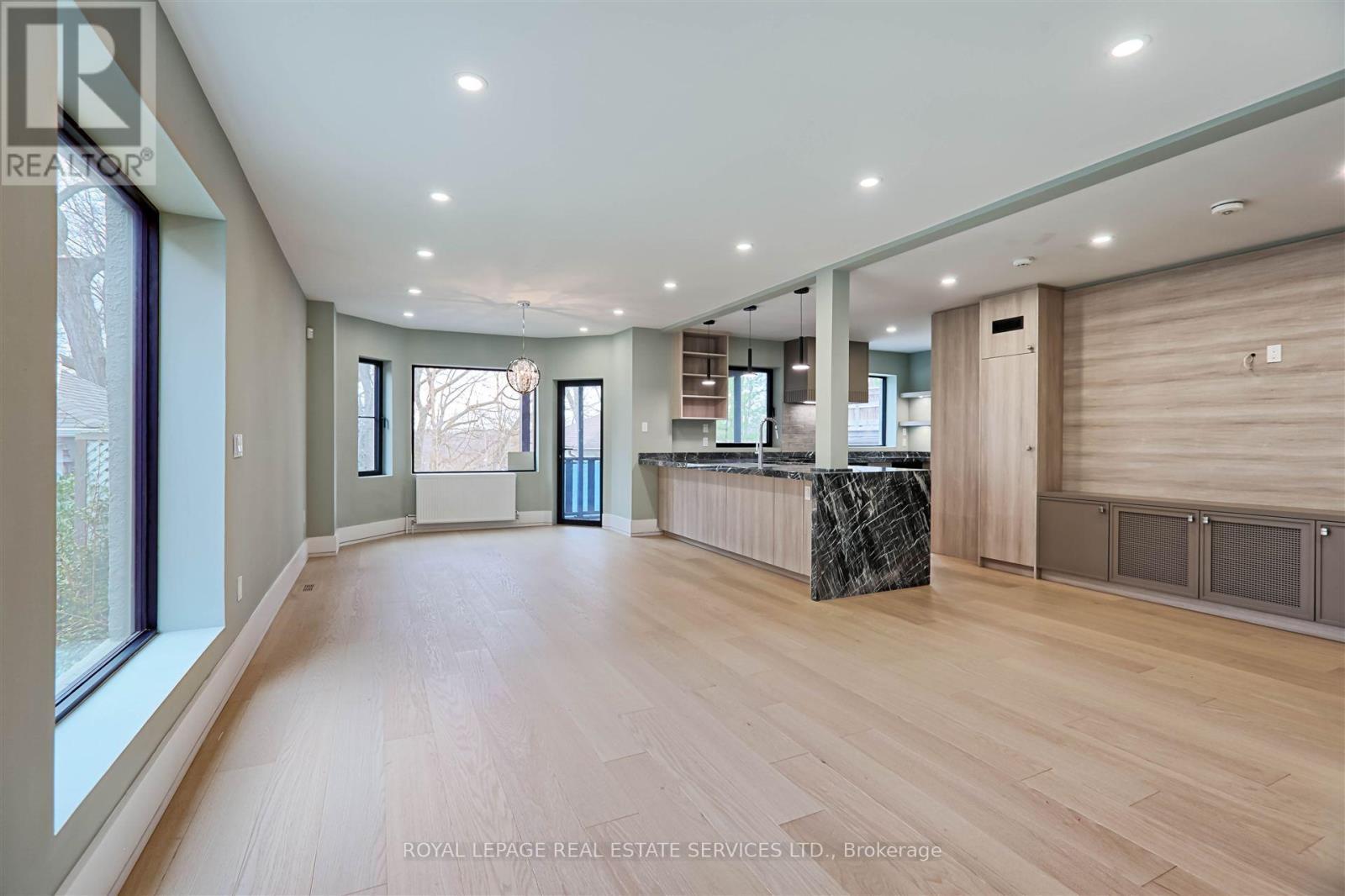 












324 RIVERSIDE DRIVE

,
Toronto,




Ontario
M6S4B2

