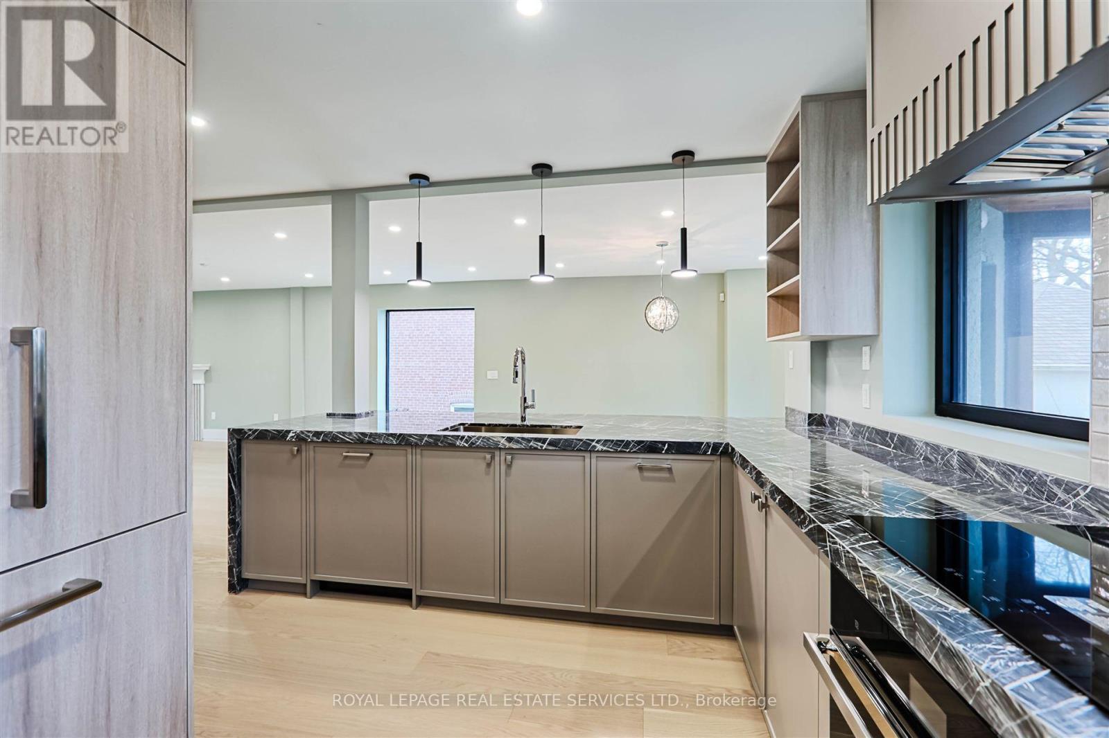 












324 RIVERSIDE DRIVE

,
Toronto,




Ontario
M6S4B2

