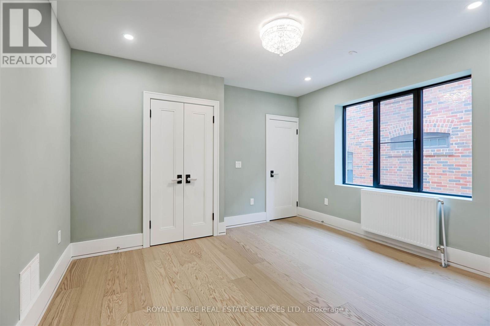 












324 RIVERSIDE DRIVE

,
Toronto,




Ontario
M6S4B2

