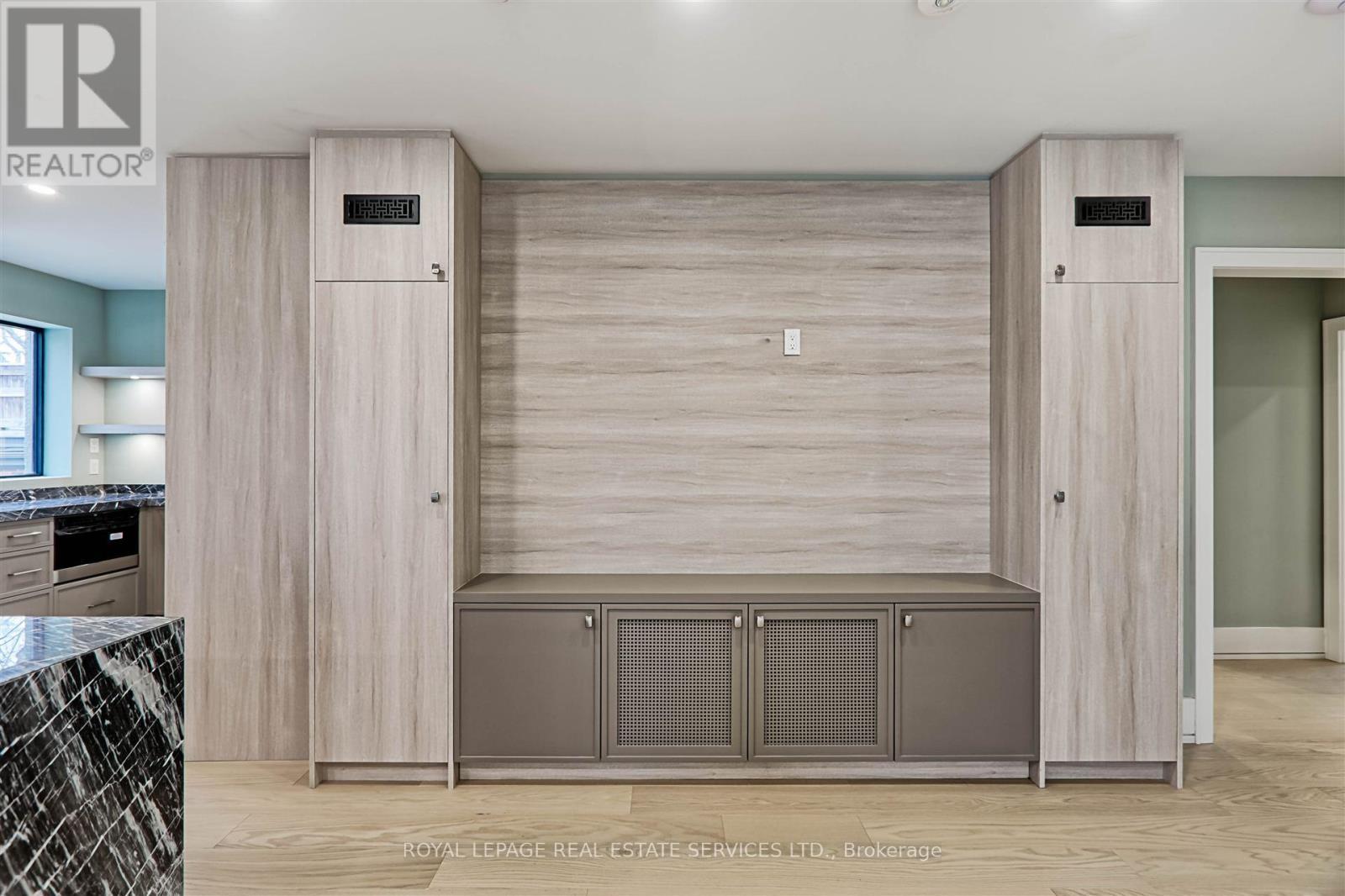 












324 RIVERSIDE DRIVE

,
Toronto,




Ontario
M6S4B2

