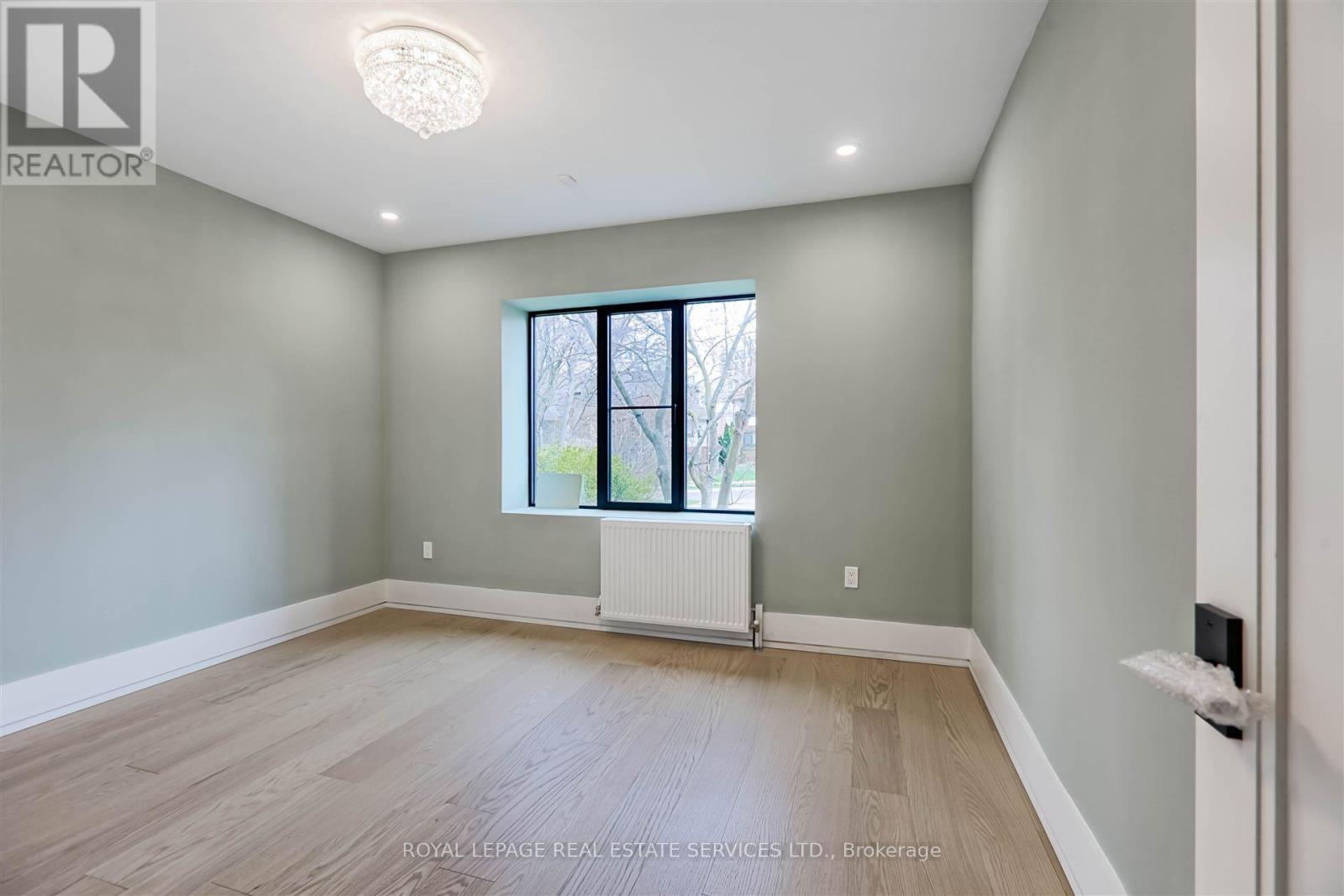 












324 RIVERSIDE DRIVE

,
Toronto,




Ontario
M6S4B2

