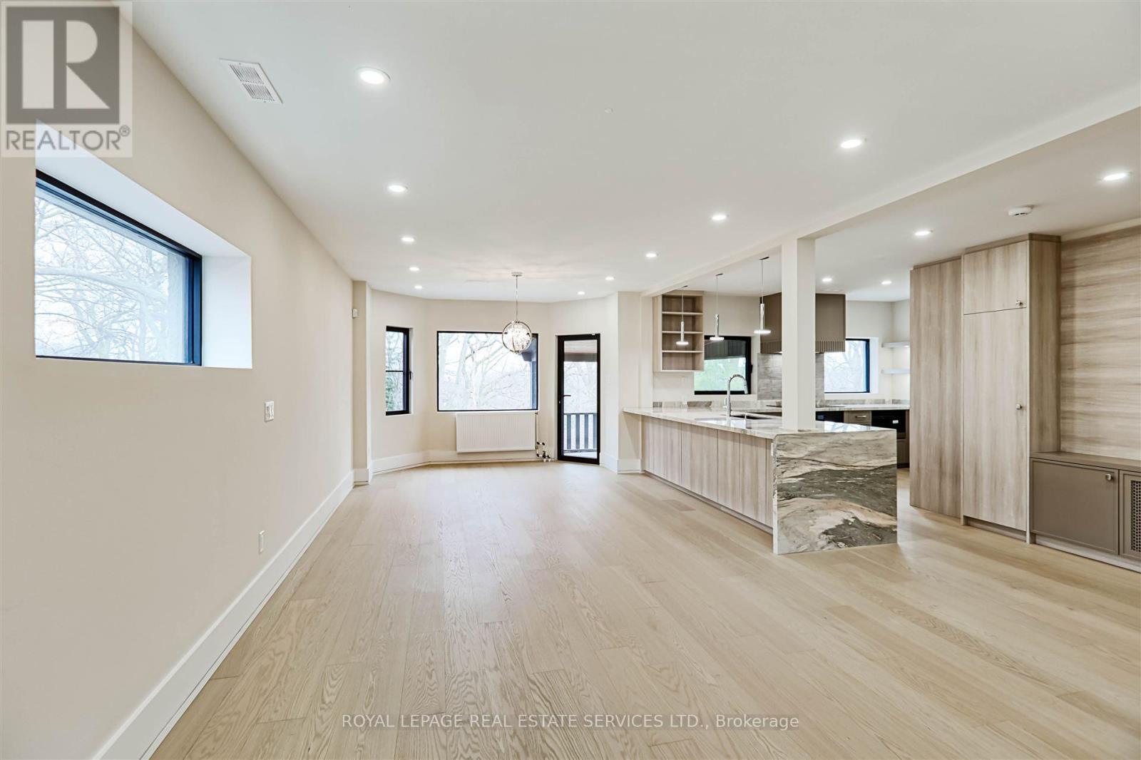 












324 RIVERSIDE DRIVE

,
Toronto,




Ontario
M6S4B2

