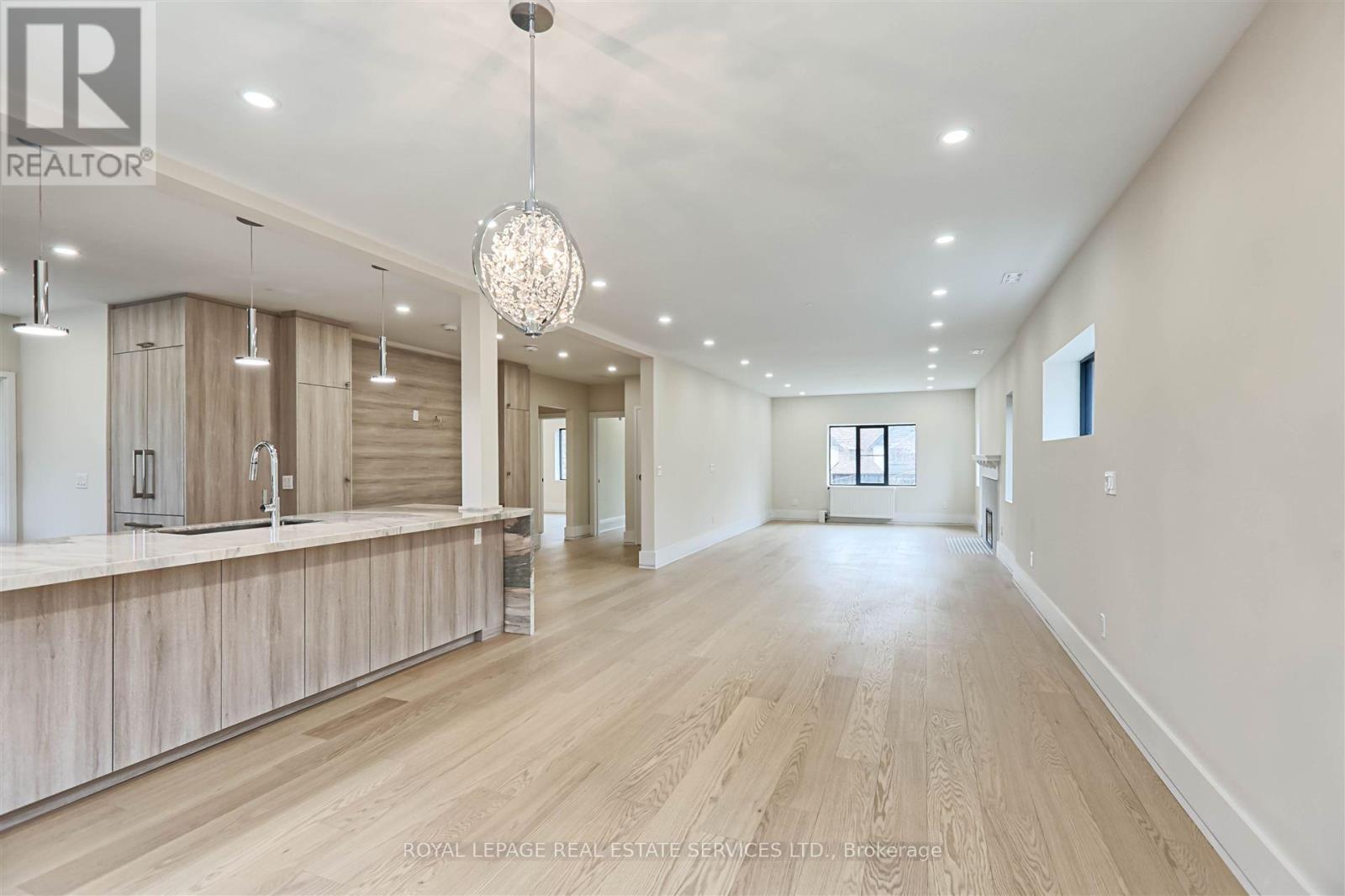 












324 RIVERSIDE DRIVE

,
Toronto,




Ontario
M6S4B2

