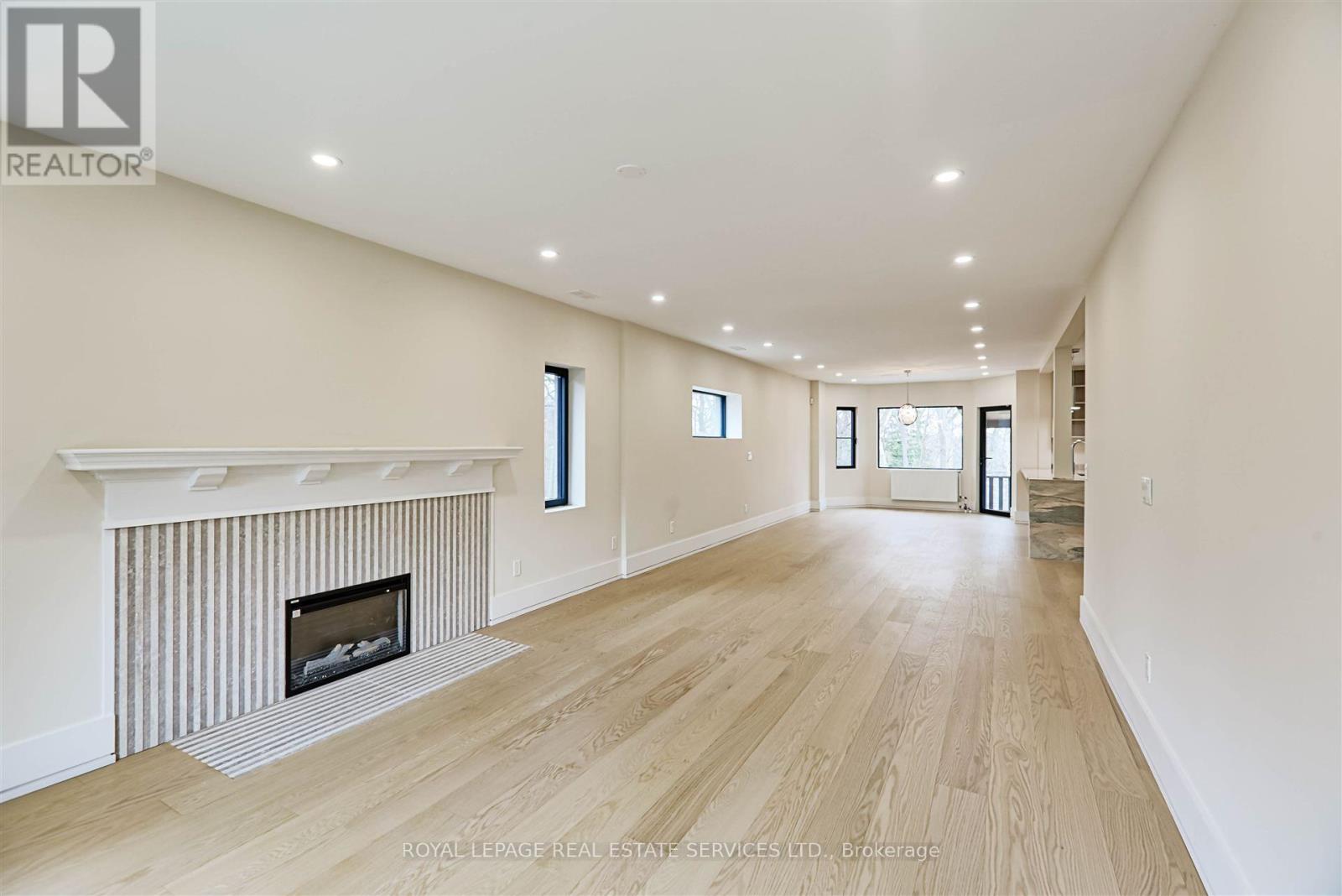 












324 RIVERSIDE DRIVE

,
Toronto,




Ontario
M6S4B2

