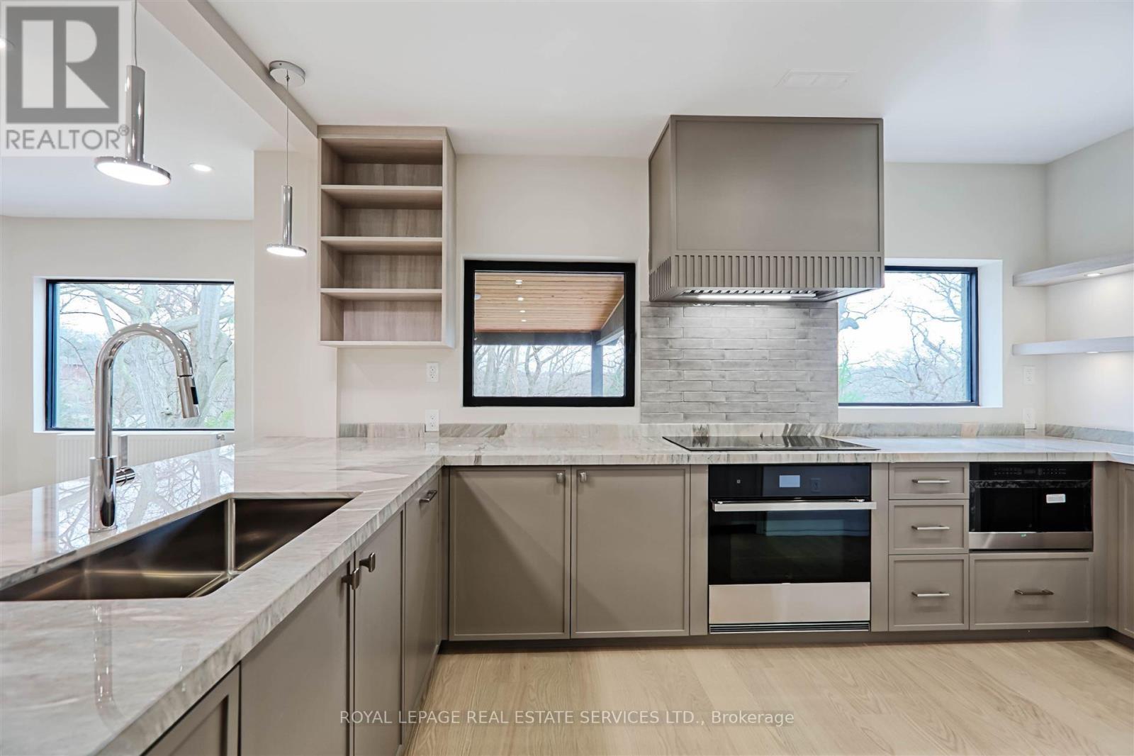 












324 RIVERSIDE DRIVE

,
Toronto,




Ontario
M6S4B2

