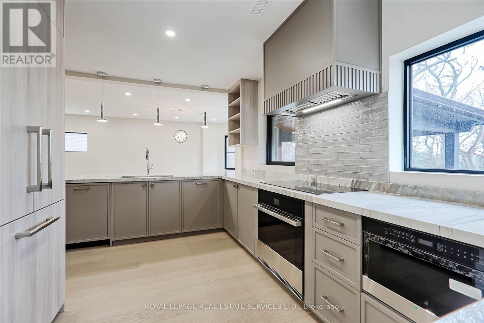 












324 RIVERSIDE DRIVE

,
Toronto,




Ontario
M6S4B2

