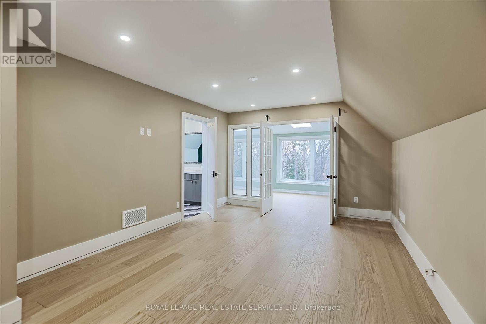 












324 RIVERSIDE DRIVE

,
Toronto,




Ontario
M6S4B2

