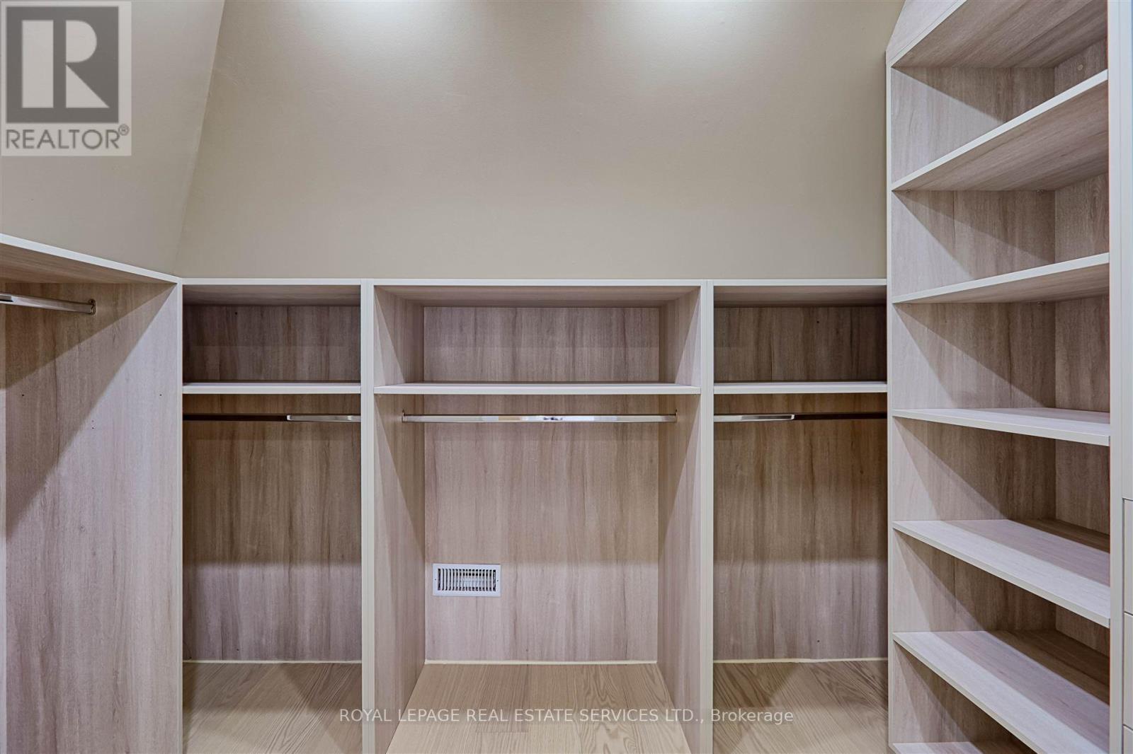 












324 RIVERSIDE DRIVE

,
Toronto,




Ontario
M6S4B2

