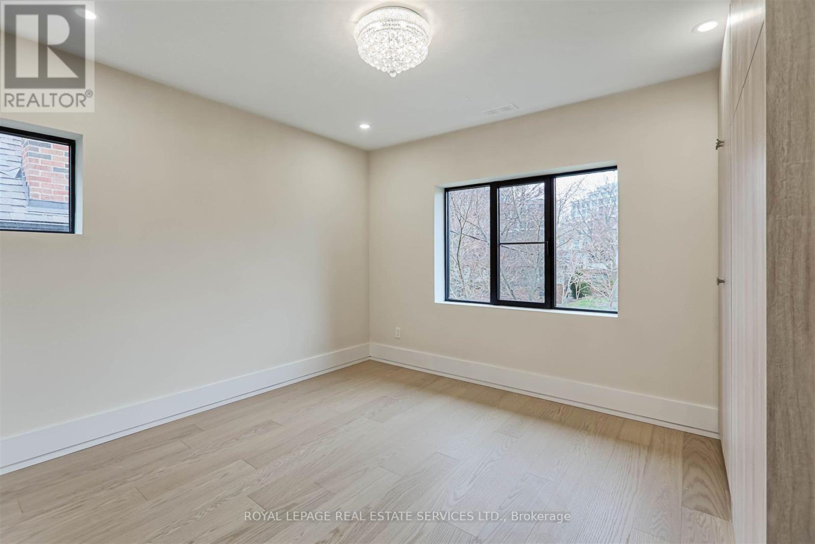 












324 RIVERSIDE DRIVE

,
Toronto,




Ontario
M6S4B2

