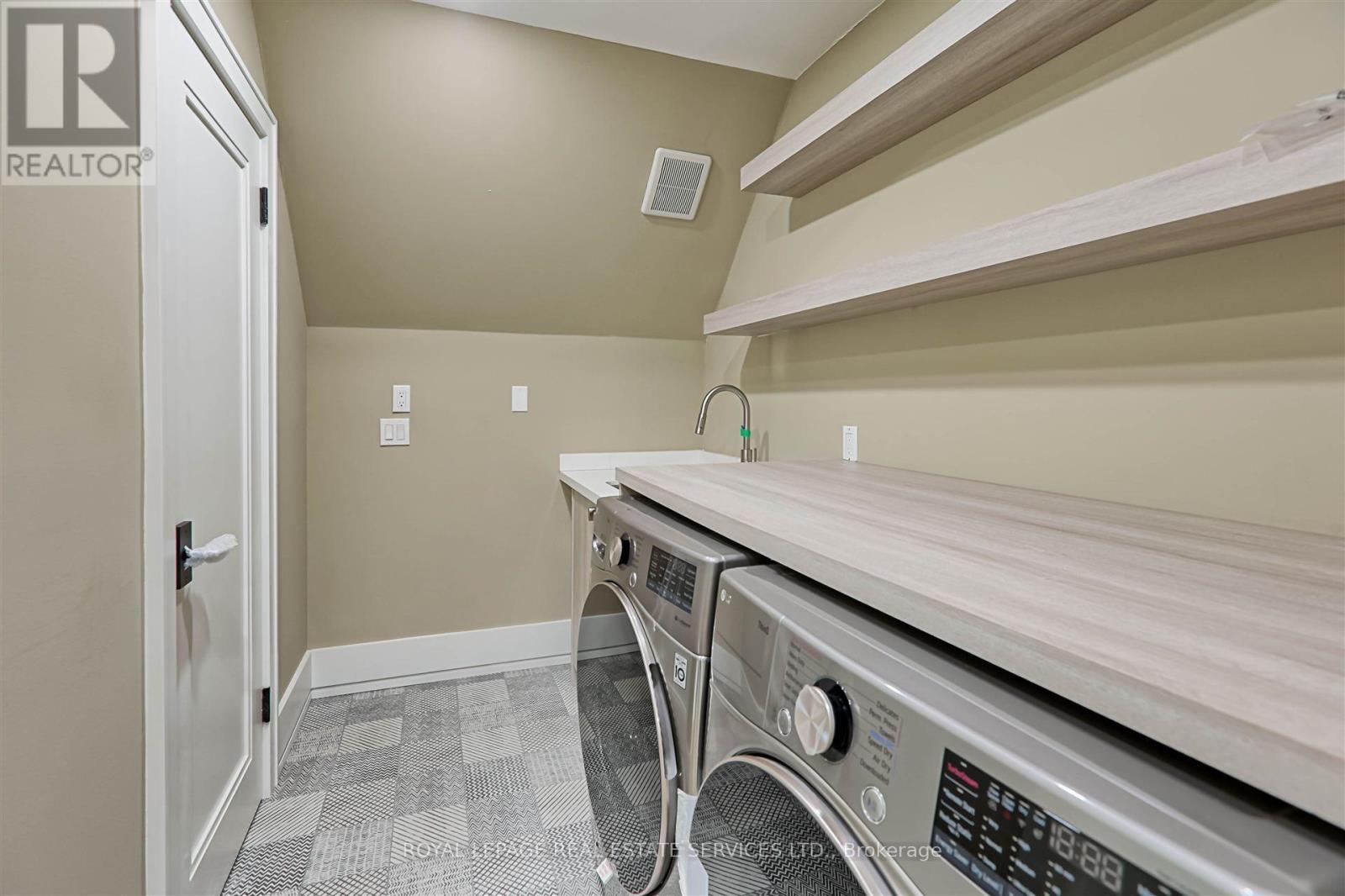 












324 RIVERSIDE DRIVE

,
Toronto,




Ontario
M6S4B2

