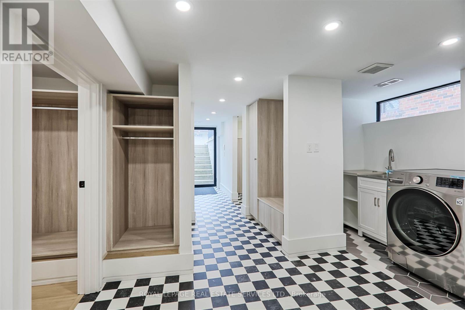 












324 RIVERSIDE DRIVE

,
Toronto,




Ontario
M6S4B2

