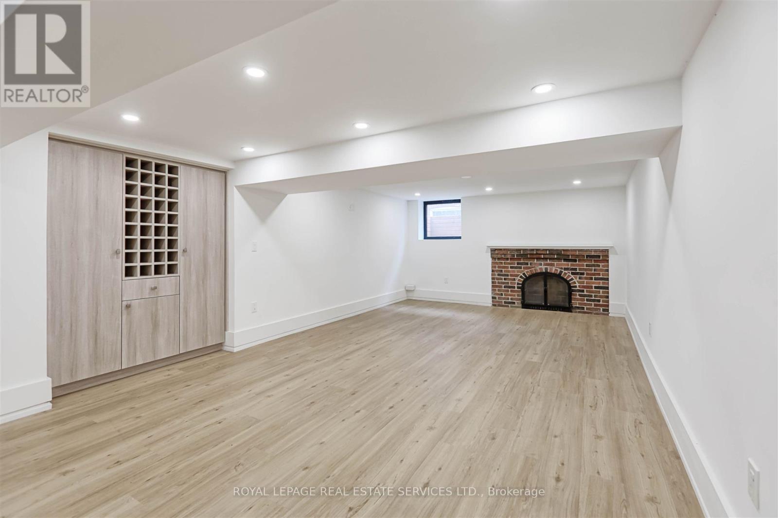 












324 RIVERSIDE DRIVE

,
Toronto,




Ontario
M6S4B2

