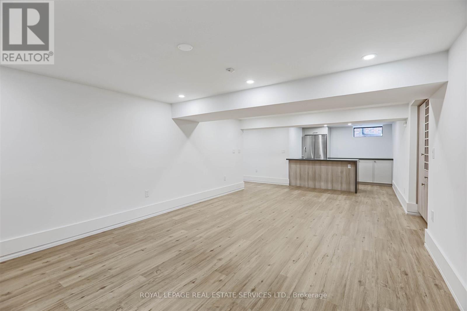 












324 RIVERSIDE DRIVE

,
Toronto,




Ontario
M6S4B2

