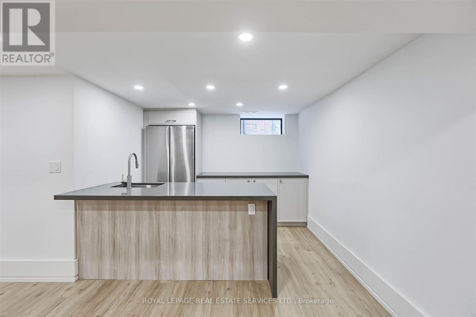 












324 RIVERSIDE DRIVE

,
Toronto,




Ontario
M6S4B2

