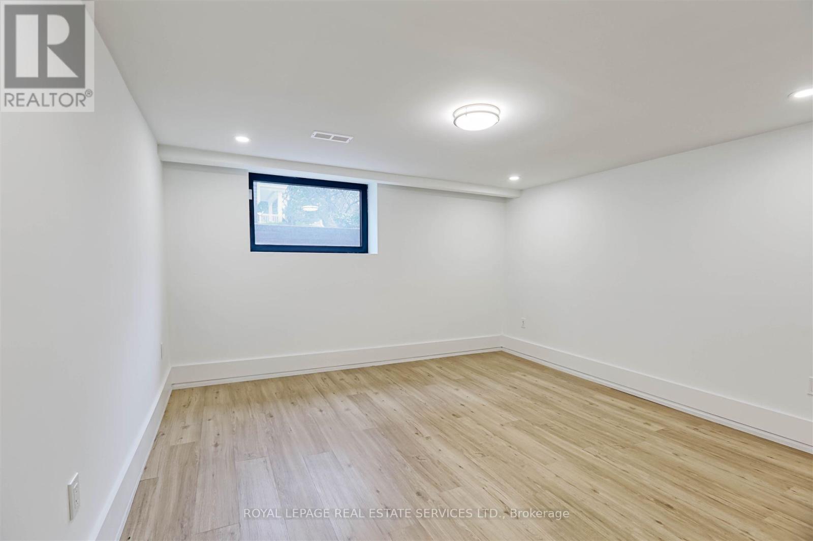 












324 RIVERSIDE DRIVE

,
Toronto,




Ontario
M6S4B2

