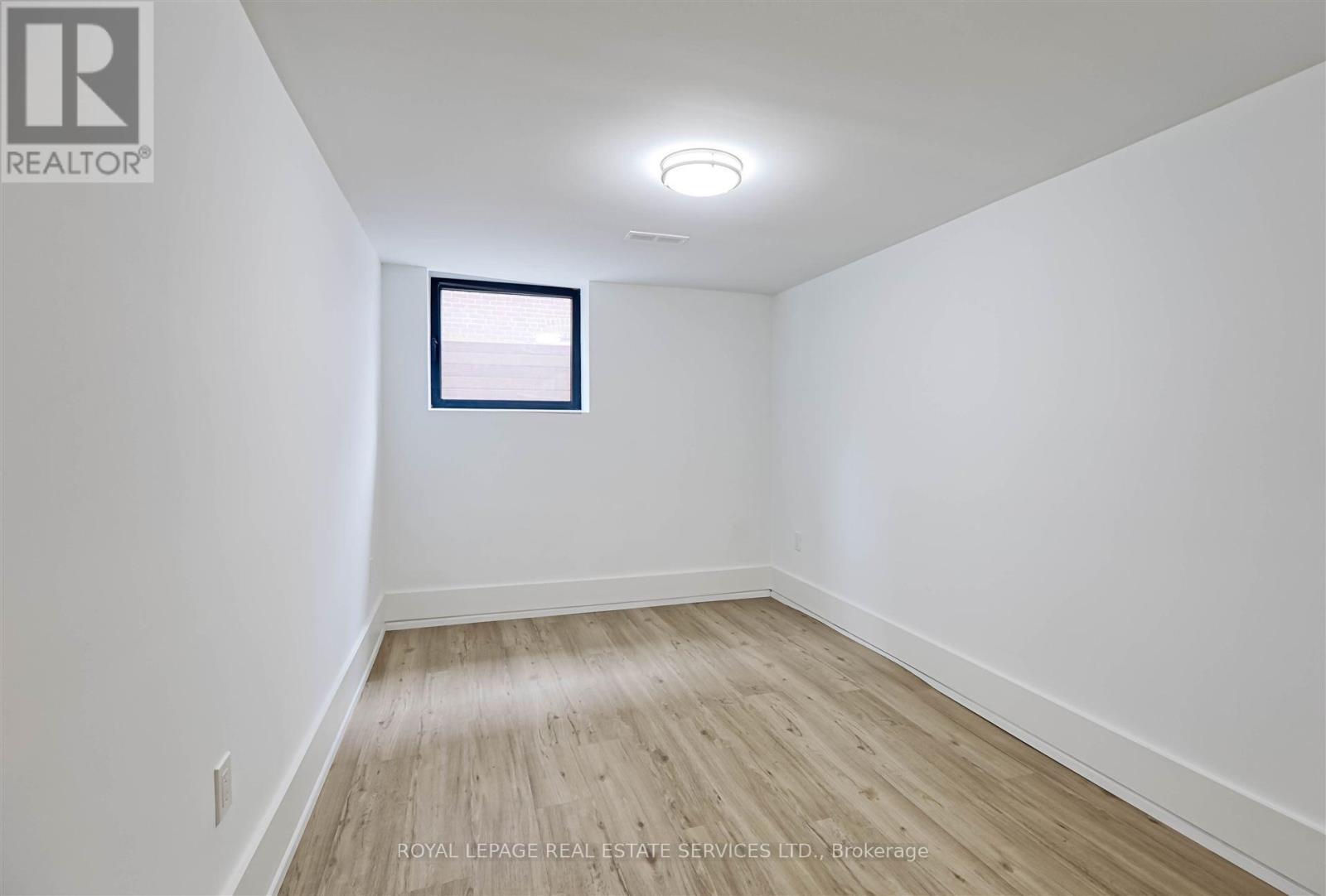 












324 RIVERSIDE DRIVE

,
Toronto,




Ontario
M6S4B2

