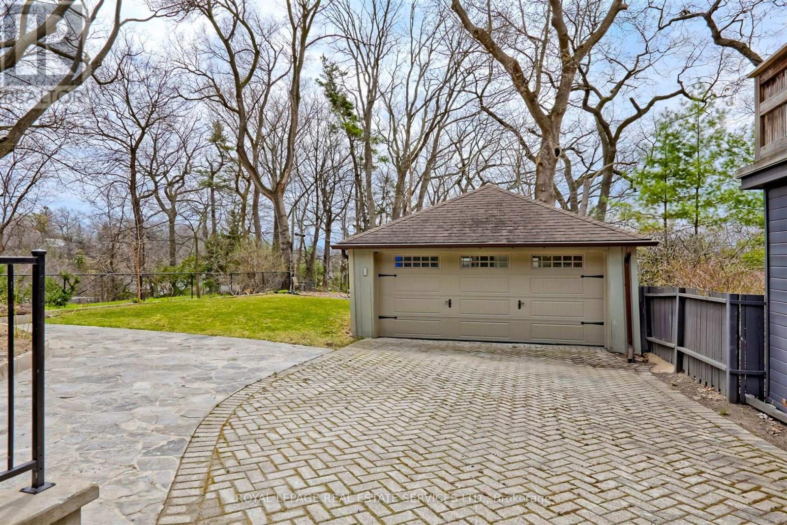 












324 RIVERSIDE DRIVE

,
Toronto,




Ontario
M6S4B2

