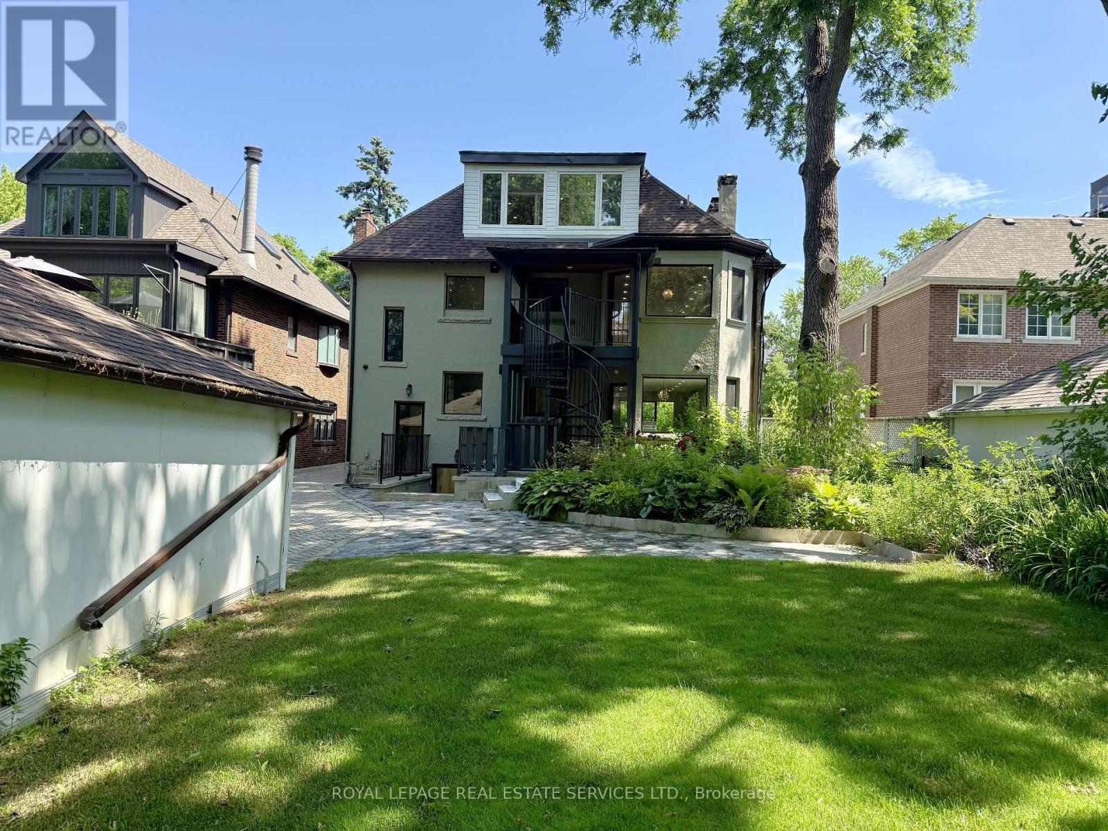 












324 RIVERSIDE DRIVE

,
Toronto,




Ontario
M6S4B2

