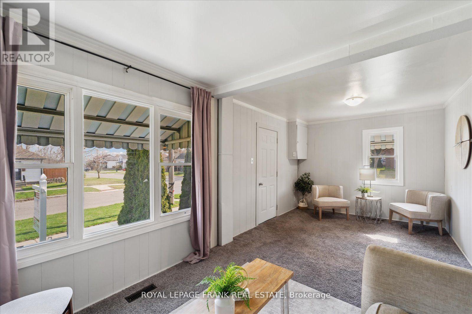 












354 PINE AVENUE

,
Oshawa (Vanier),




Ontario
L1J2H4

