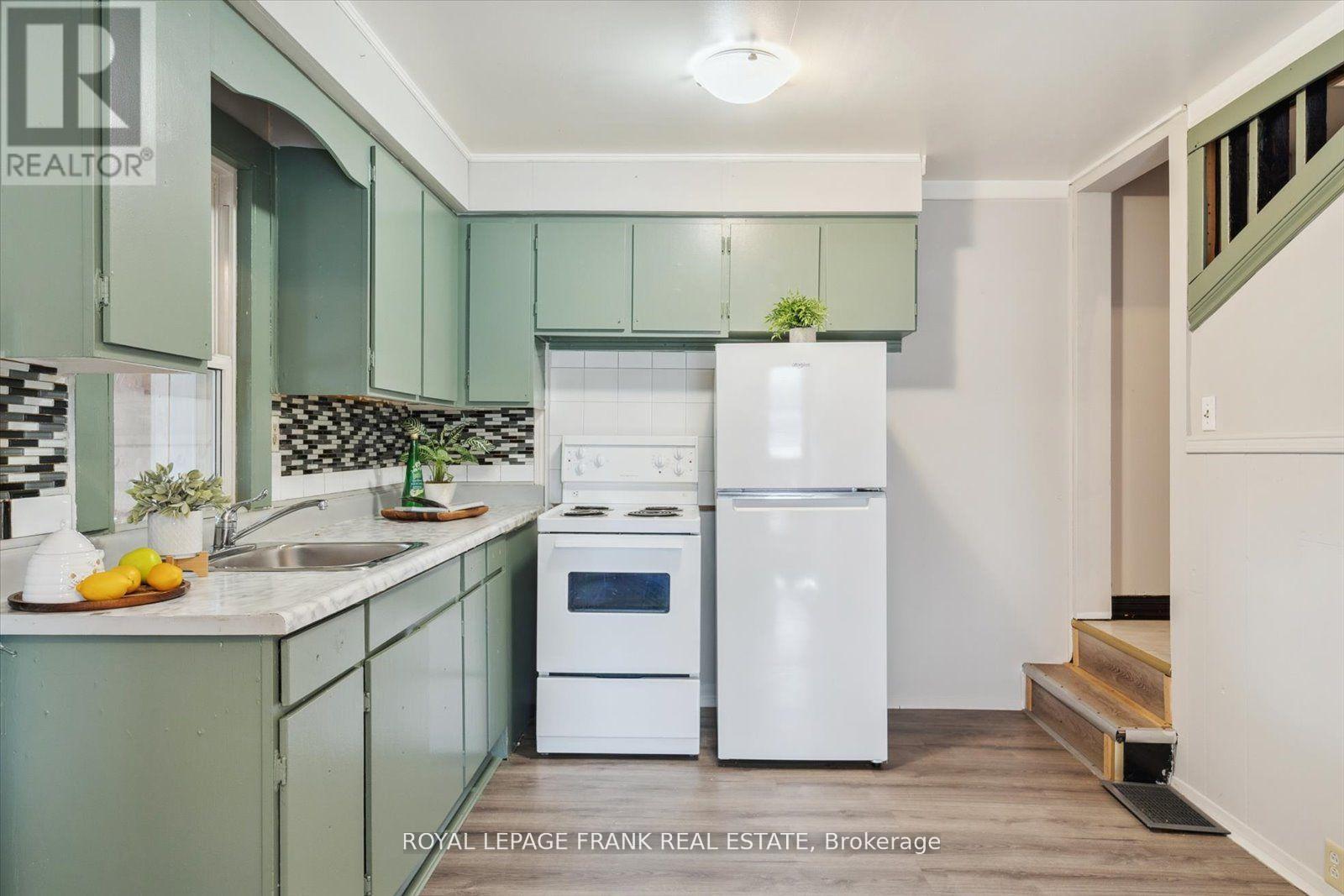 












354 PINE AVENUE

,
Oshawa (Vanier),




Ontario
L1J2H4

