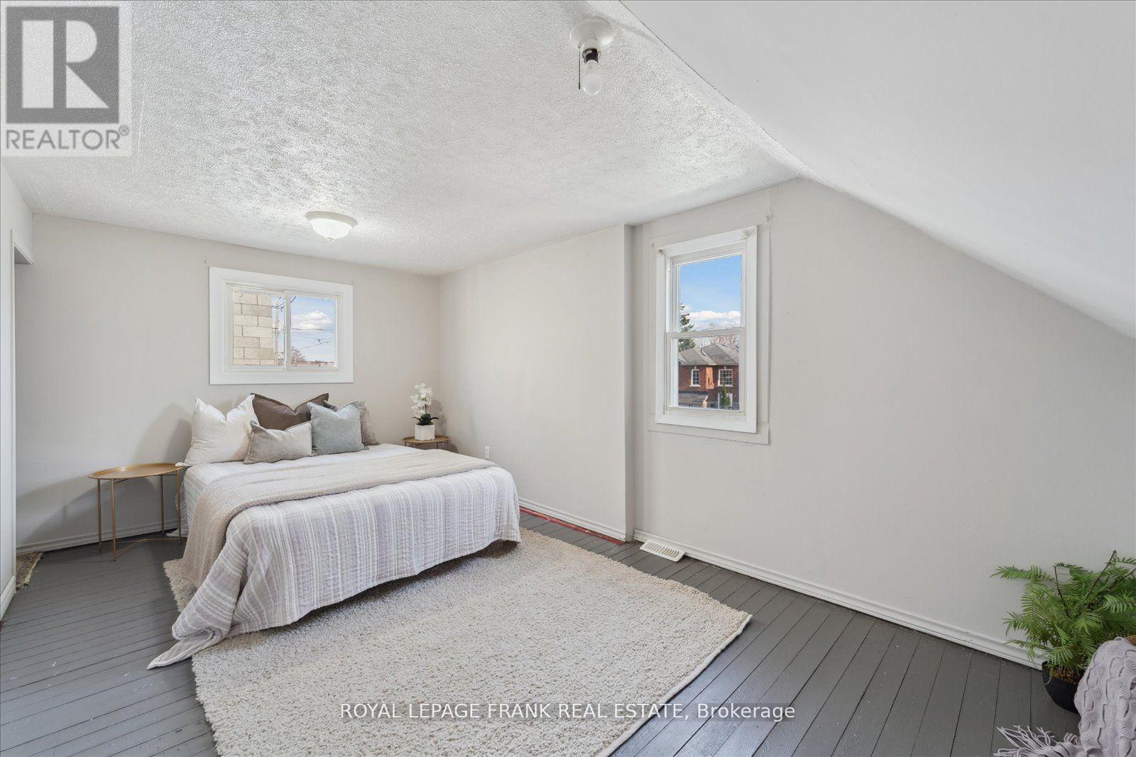 












354 PINE AVENUE

,
Oshawa (Vanier),




Ontario
L1J2H4


