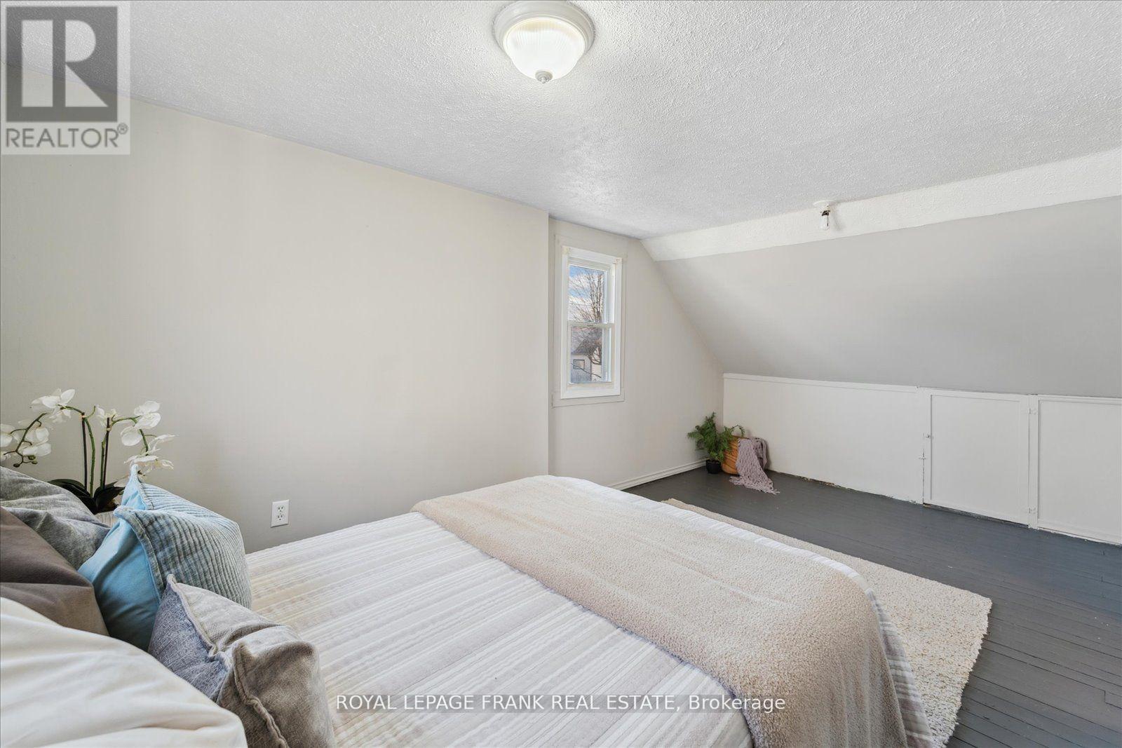 












354 PINE AVENUE

,
Oshawa (Vanier),




Ontario
L1J2H4

