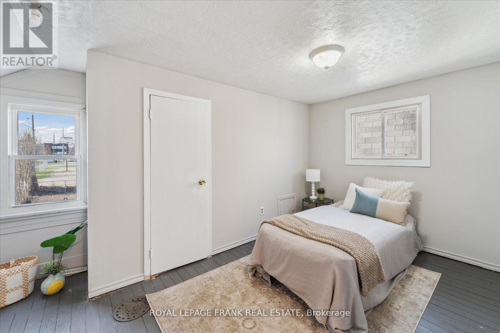 












354 PINE AVENUE

,
Oshawa (Vanier),




Ontario
L1J2H4

