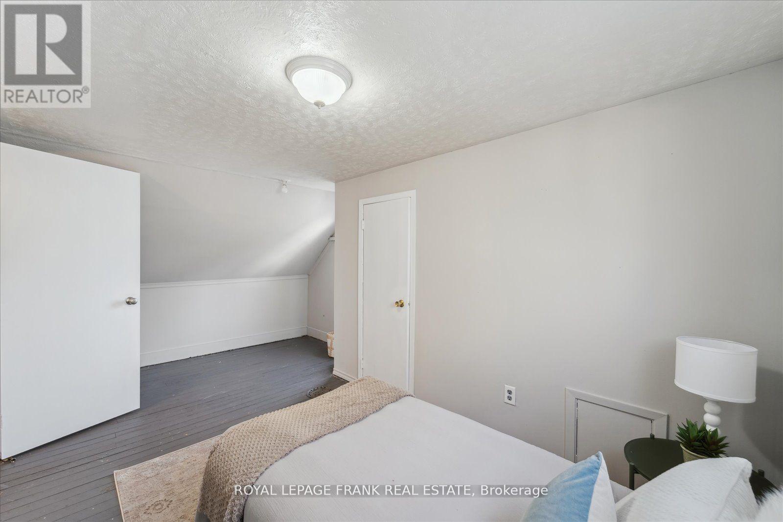 












354 PINE AVENUE

,
Oshawa (Vanier),




Ontario
L1J2H4

