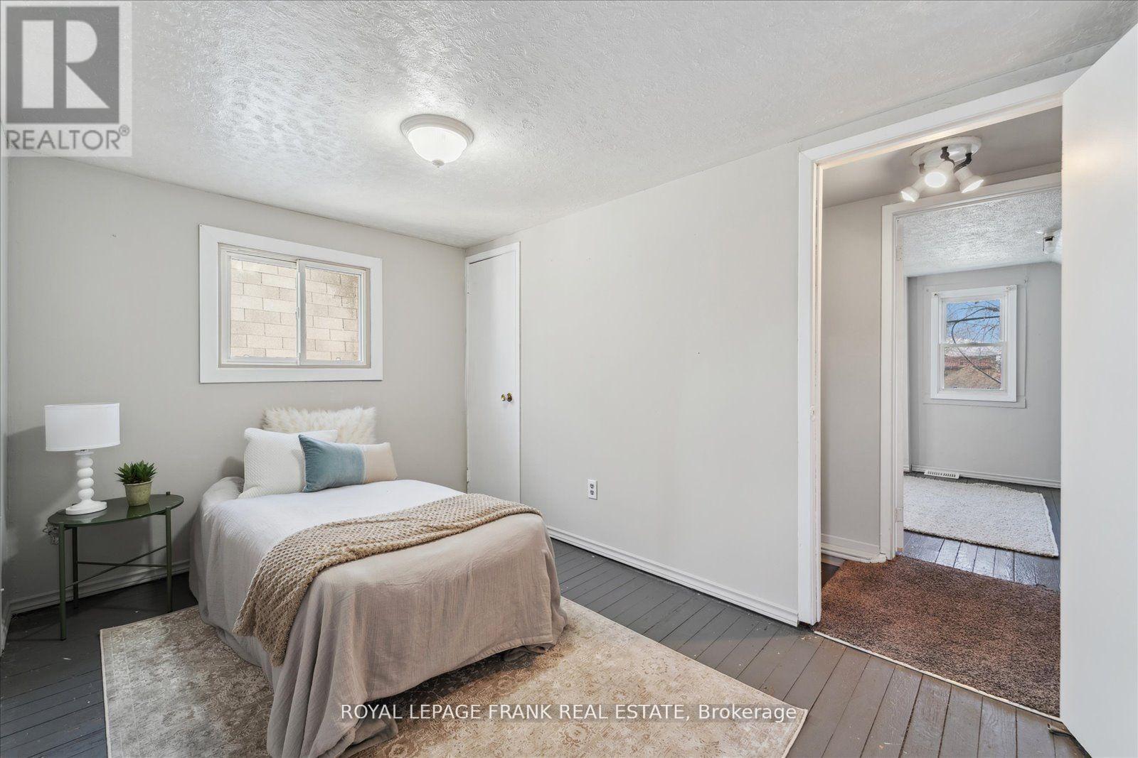 












354 PINE AVENUE

,
Oshawa (Vanier),




Ontario
L1J2H4

