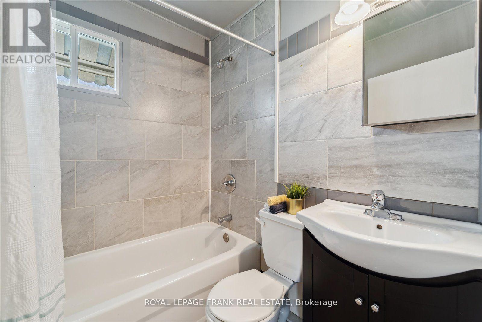 












354 PINE AVENUE

,
Oshawa (Vanier),




Ontario
L1J2H4

