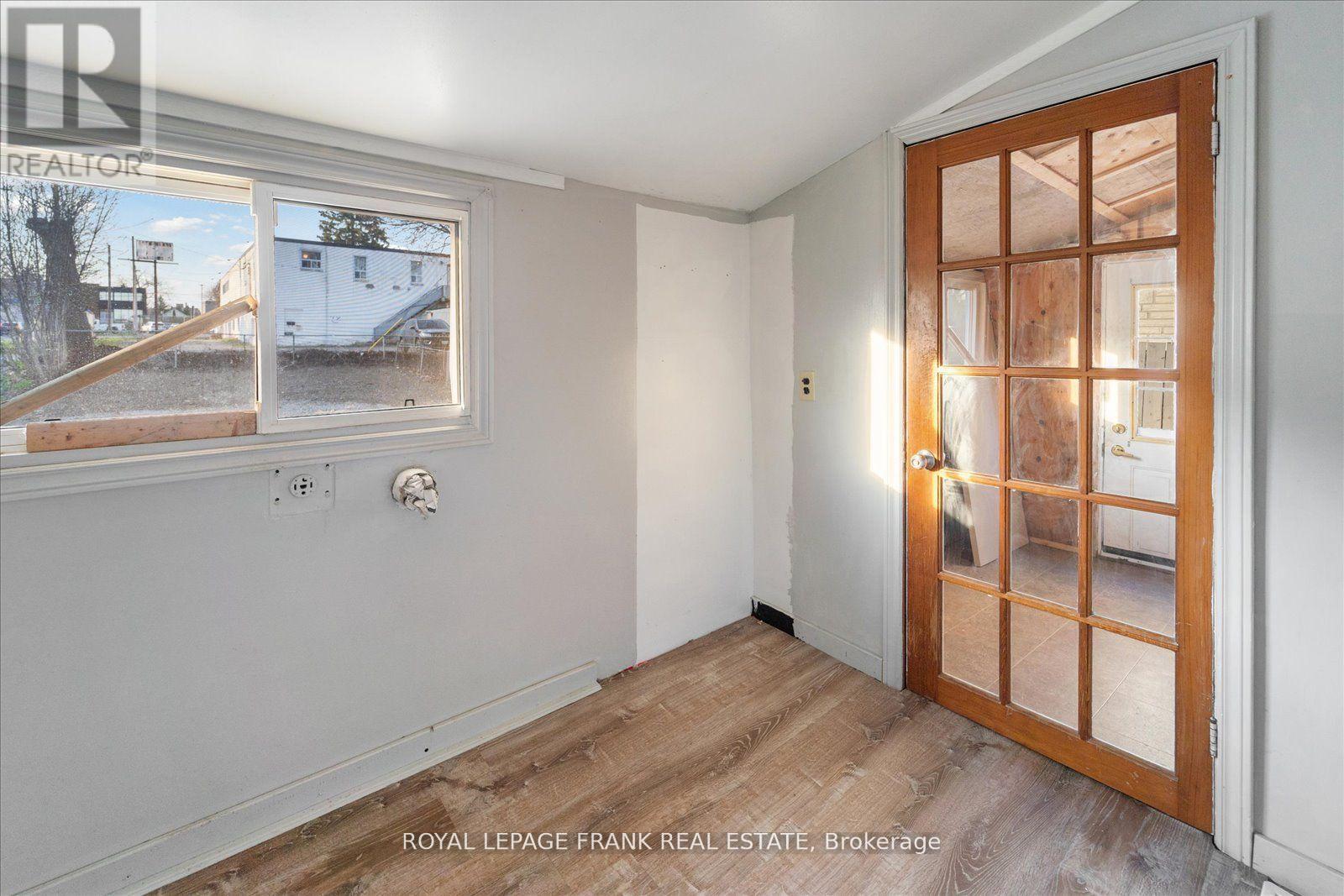 












354 PINE AVENUE

,
Oshawa (Vanier),




Ontario
L1J2H4

