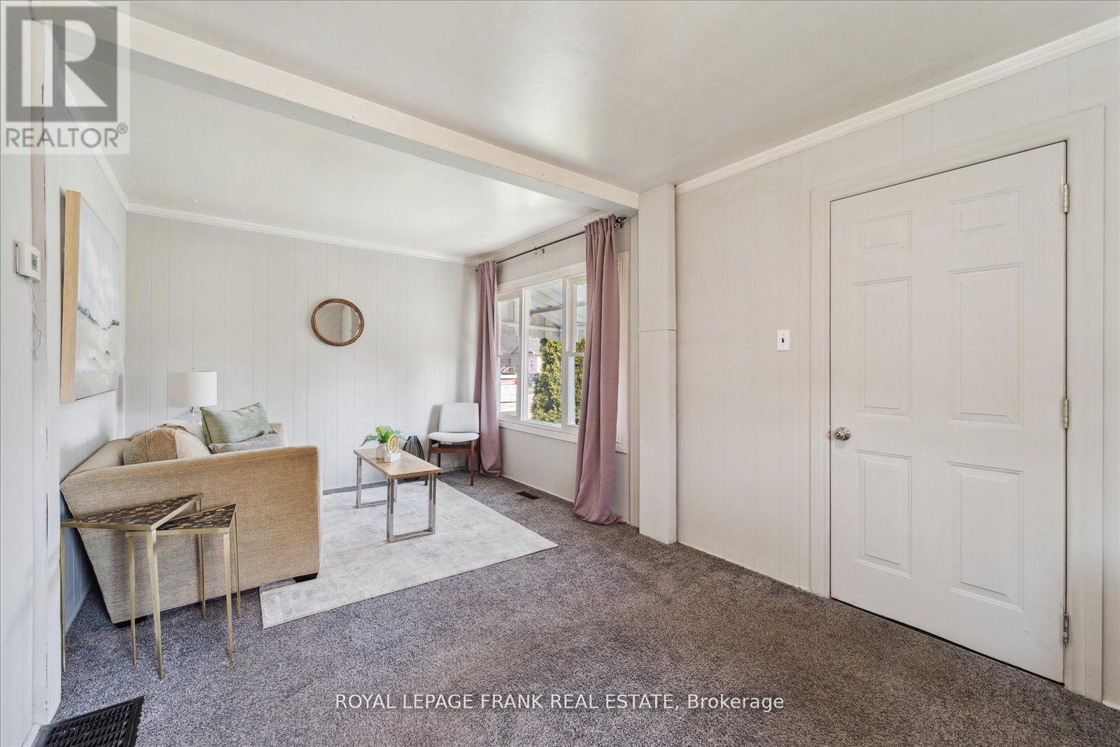 












354 PINE AVENUE

,
Oshawa (Vanier),




Ontario
L1J2H4

