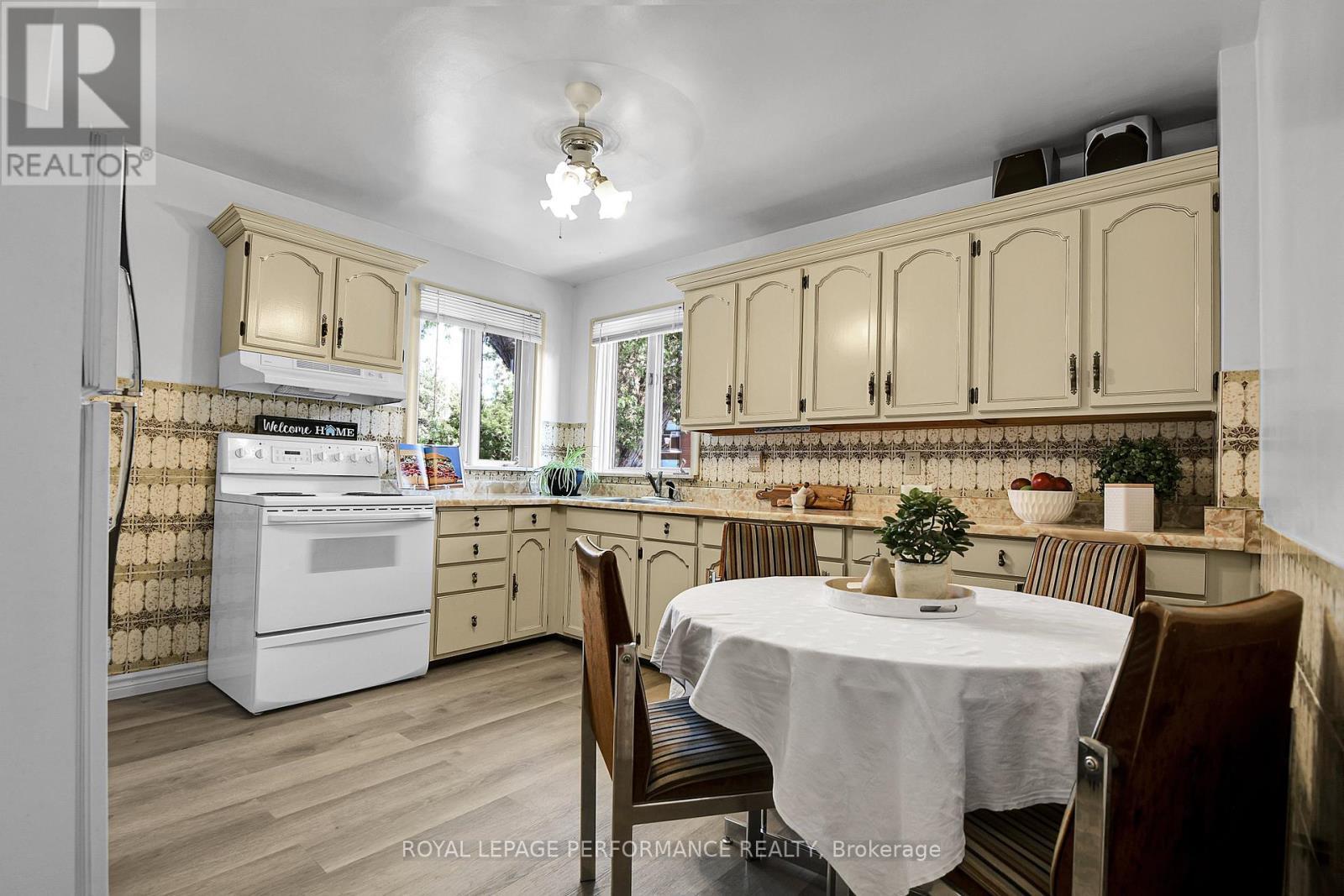 












1379 MAYVIEW AVENUE

,
Ottawa,




Ontario
K1Z8H6

