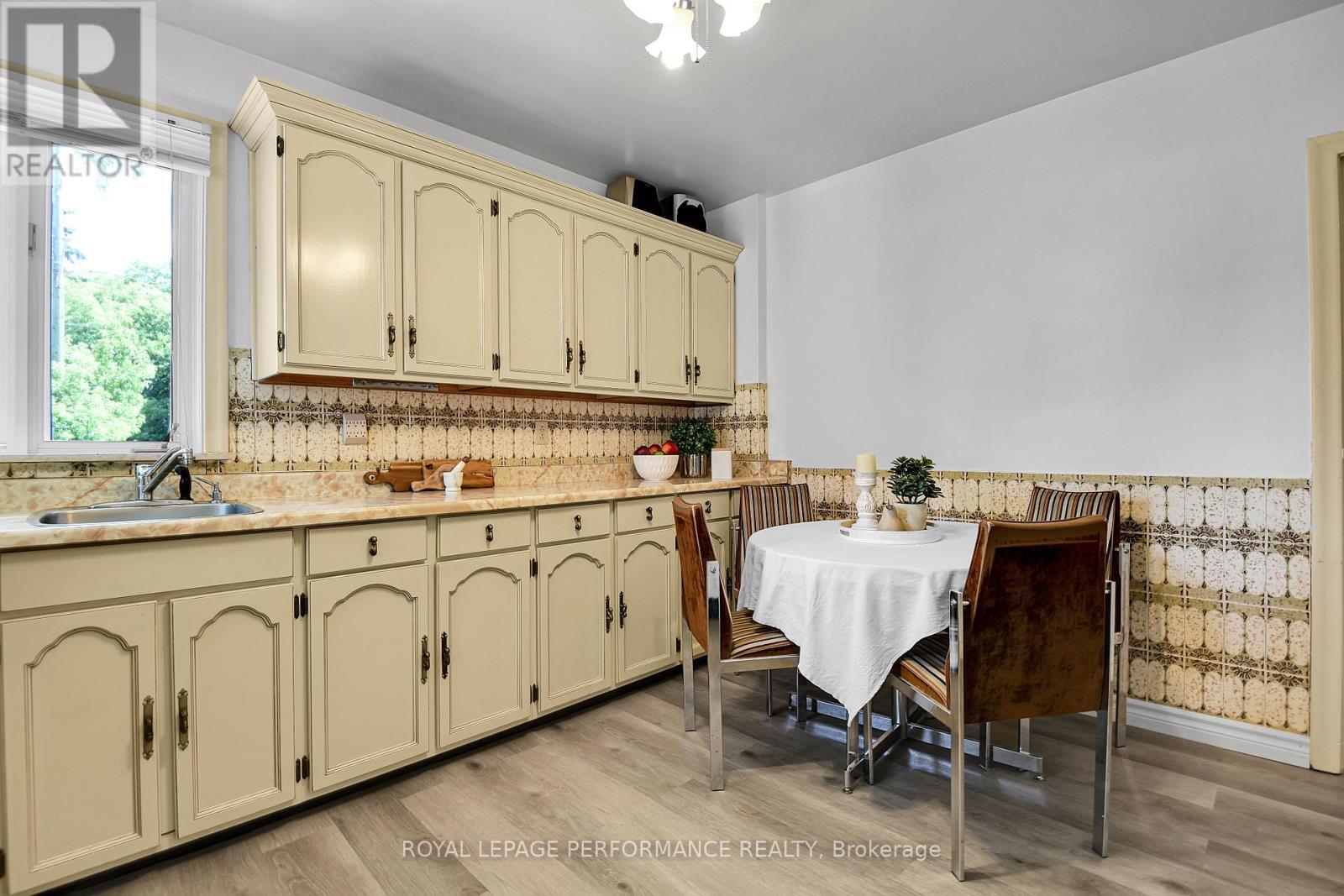 












1379 MAYVIEW AVENUE

,
Ottawa,




Ontario
K1Z8H6

