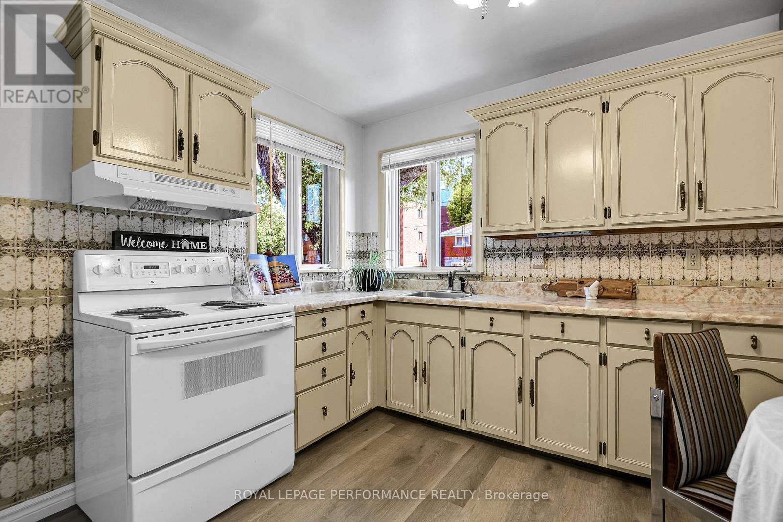












1379 MAYVIEW AVENUE

,
Ottawa,




Ontario
K1Z8H6

