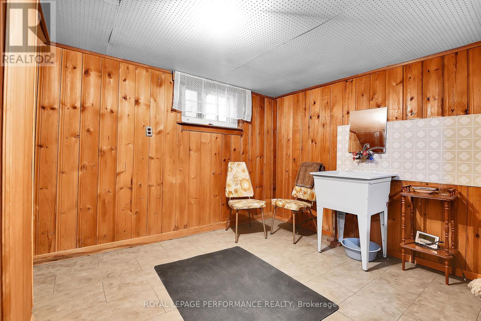 












1379 MAYVIEW AVENUE

,
Ottawa,




Ontario
K1Z8H6

