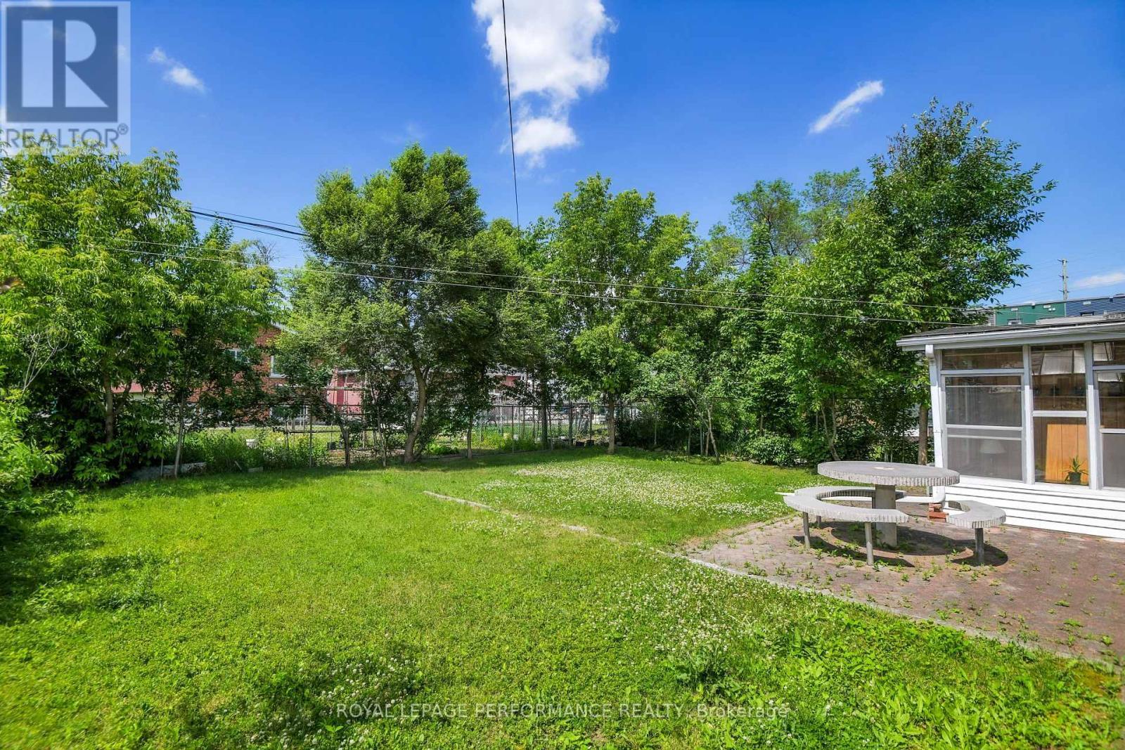












1379 MAYVIEW AVENUE

,
Ottawa,




Ontario
K1Z8H6

