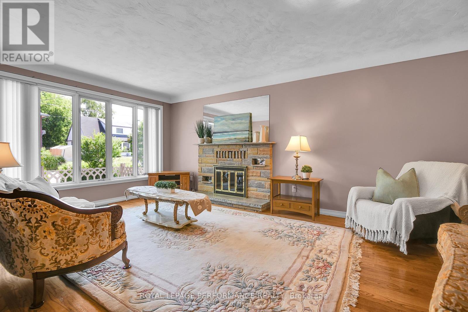 












1379 MAYVIEW AVENUE

,
Ottawa,




Ontario
K1Z8H6

