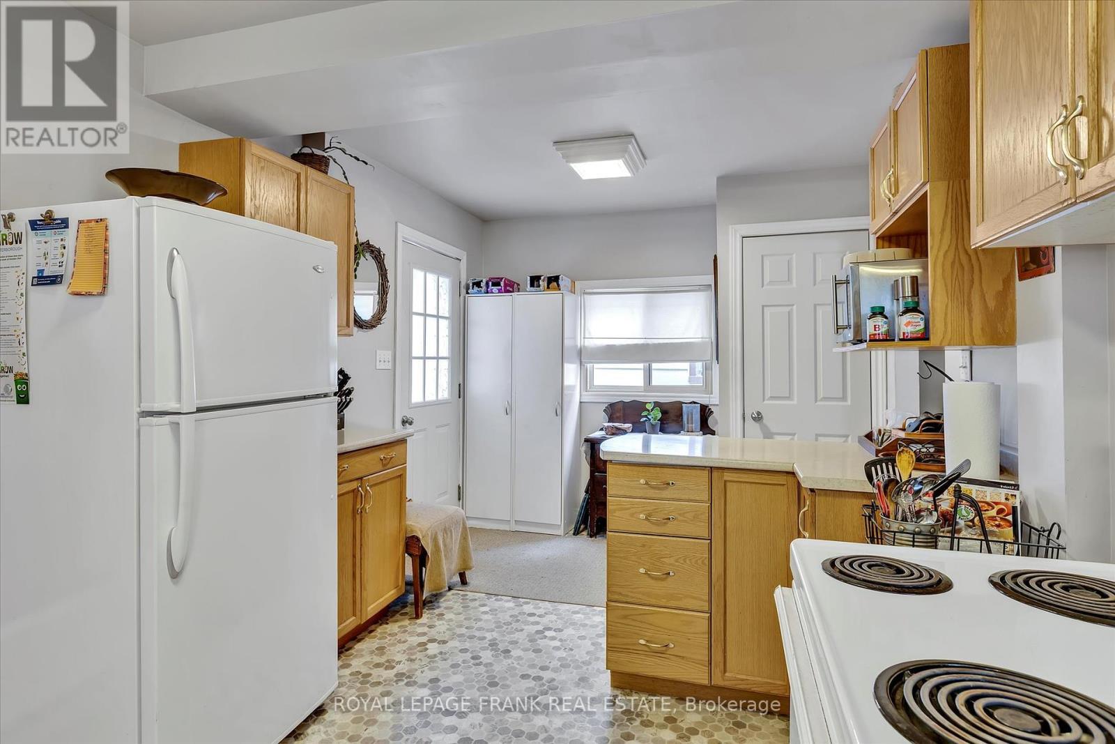 












715 CHAMBERLAIN STREET

,
Peterborough Central (South),




Ontario
K9J4M2

