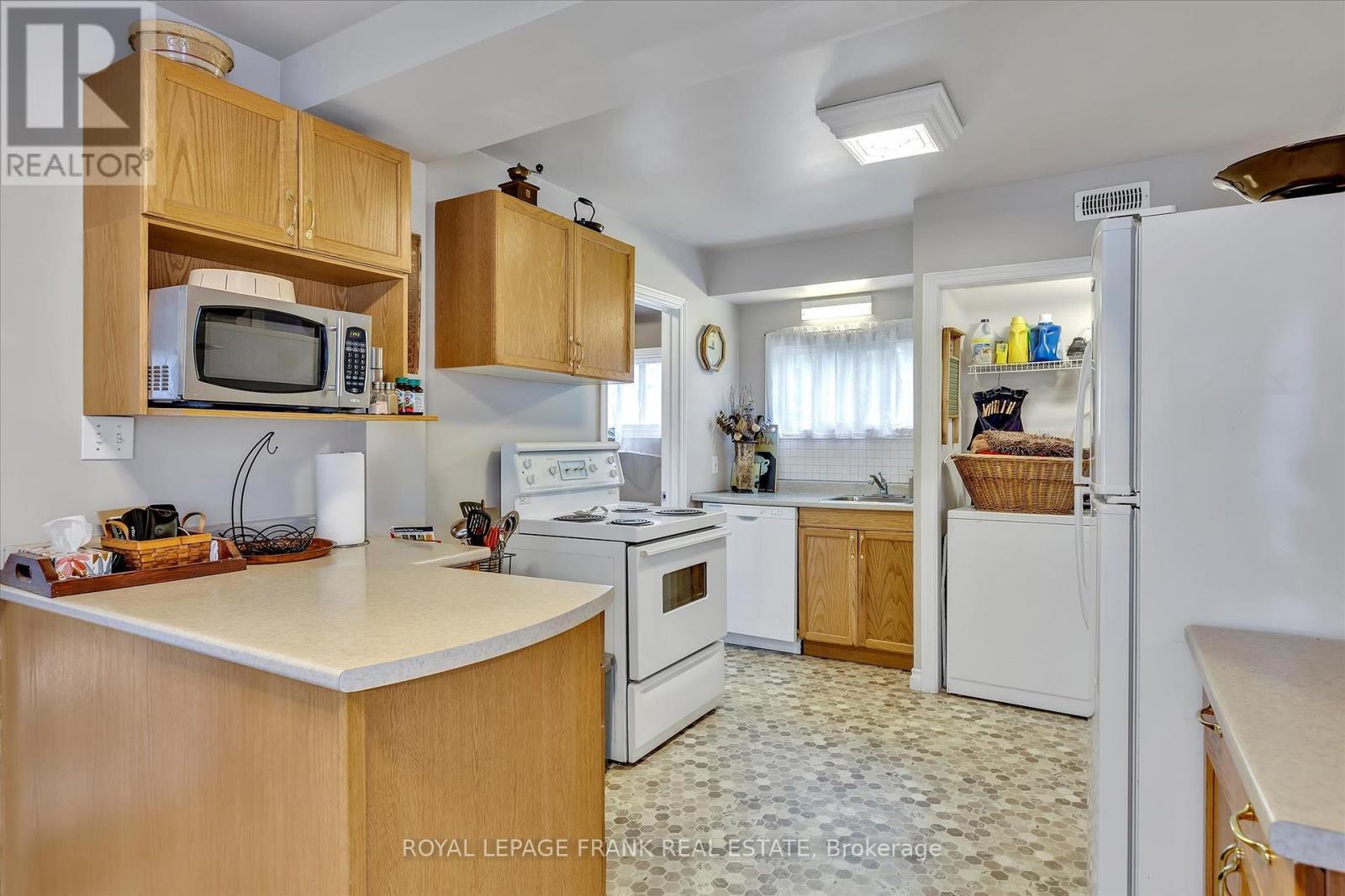 












715 CHAMBERLAIN STREET

,
Peterborough Central (South),




Ontario
K9J4M2

