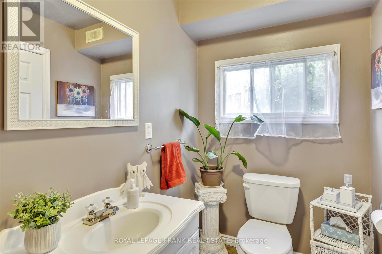 












715 CHAMBERLAIN STREET

,
Peterborough Central (South),




Ontario
K9J4M2

