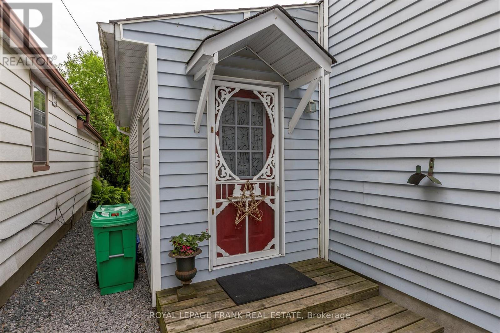 












715 CHAMBERLAIN STREET

,
Peterborough Central (South),




Ontario
K9J4M2

