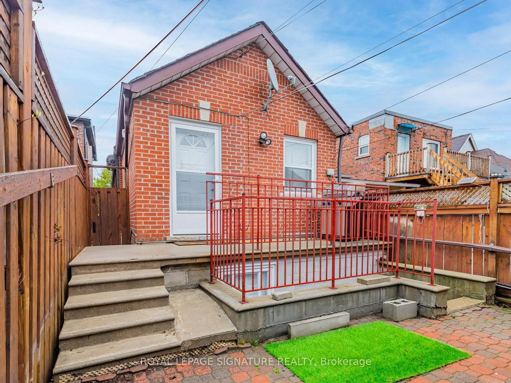 









246


Nairn

Avenue, Lower,
Toronto,




ON
M6E 4H4

