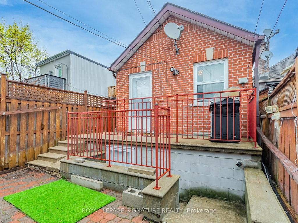 









246


Nairn

Avenue, Lower,
Toronto,




ON
M6E 4H4


