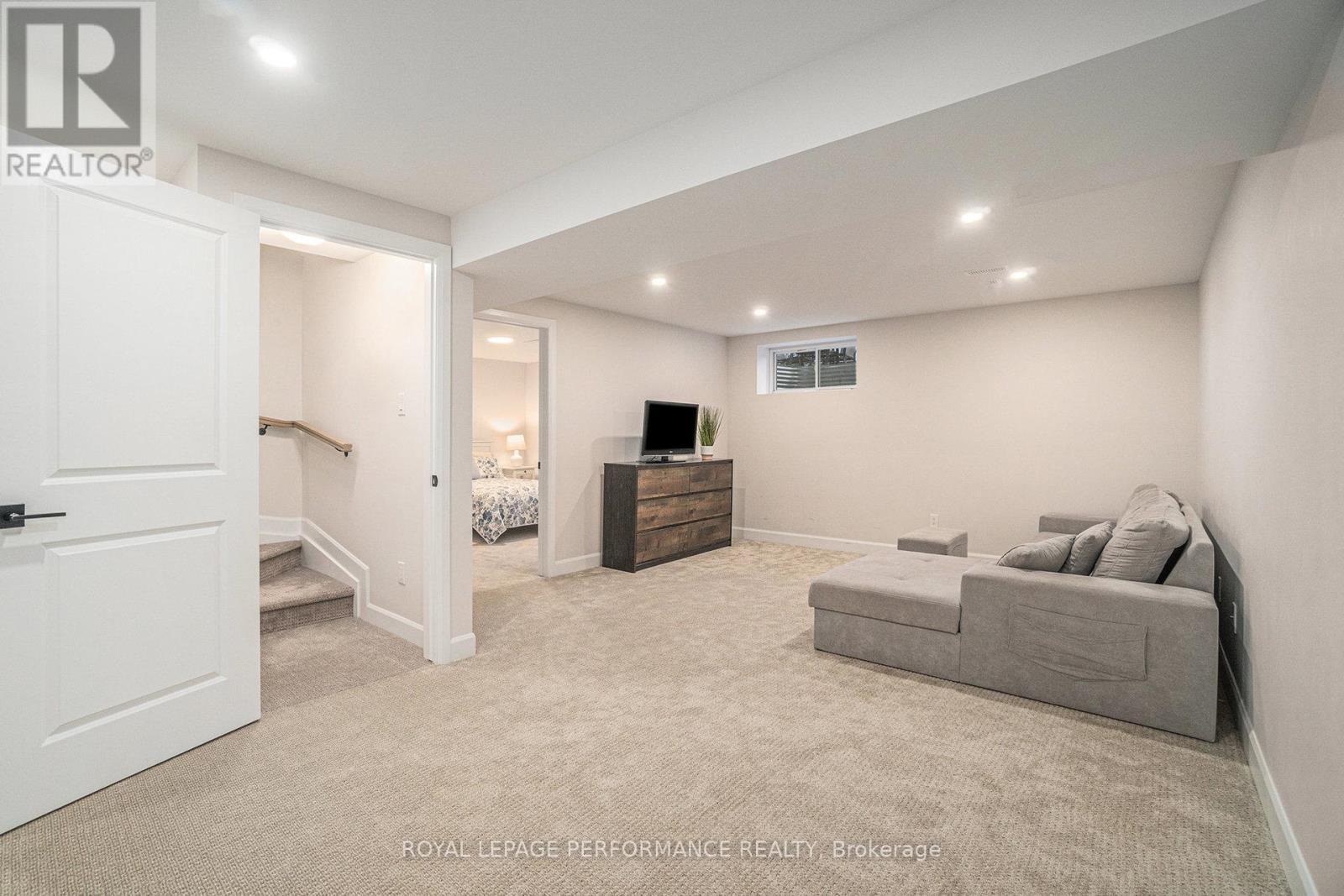 












916 SOCCA CRESCENT

,
Ottawa,




Ontario
K4A5L9

