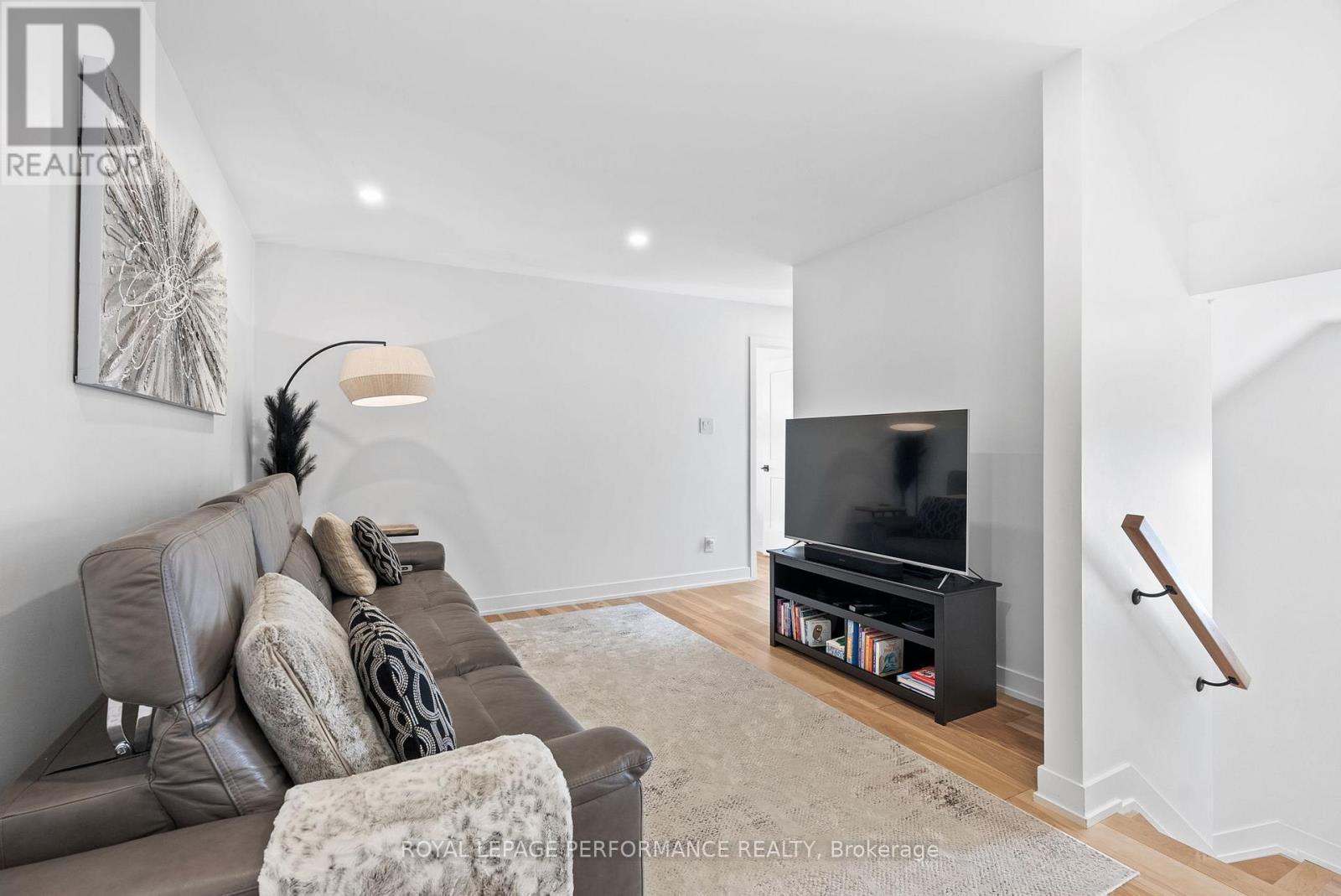 












80 DAGMAR AVENUE

,
Ottawa,




Ontario
K1L5T4

